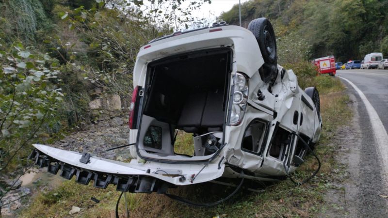 Rize'de otomobil dereye düştü: 1 ölü, 1 yaralı 1