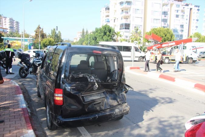 8 aracın karıştığı zincirleme trafik kazasında 6 kişi yaralandı 2