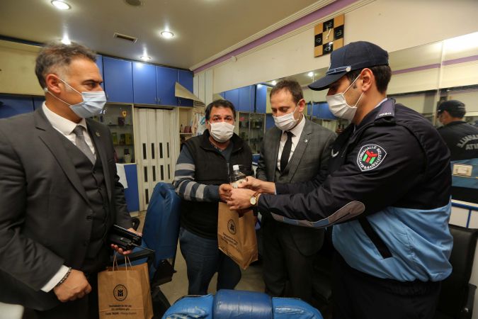 Ankara Yenimahalle Belediyesi'nden esnafa maske ve dezenfektan desteği 1