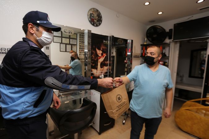 Ankara Yenimahalle Belediyesi'nden esnafa maske ve dezenfektan desteği 3