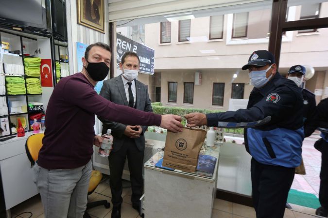 Ankara Yenimahalle Belediyesi'nden esnafa maske ve dezenfektan desteği 5