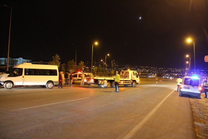 Kayseri'de servis minibüsü ile otomobil çarpıştı 6'sı asker 8 kişi yaralandı 3