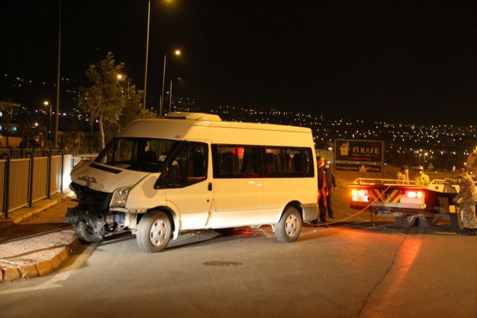 Kayseri'de servis minibüsü ile otomobil çarpıştı 6'sı asker 8 kişi yaralandı 2