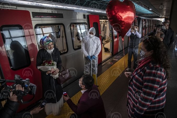 Ankara'da Engelli genç metro istasyonunda engelli sevgilisine sürpriz evlilik teklifi 1