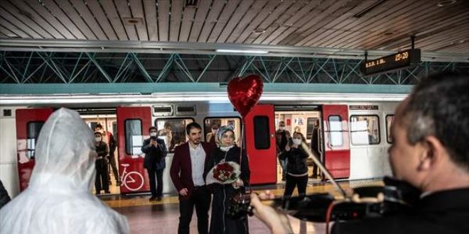 Ankara'da Engelli genç metro istasyonunda engelli sevgilisine sürpriz evlilik teklifi 2
