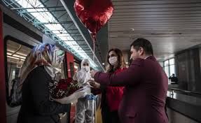 Ankara'da Engelli genç metro istasyonunda engelli sevgilisine sürpriz evlilik teklifi 3