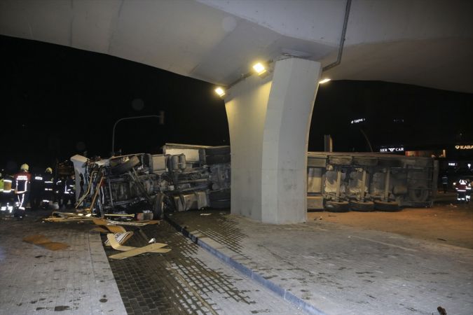 Ankara'da devrilen tırın sürücüsü hayatını kaybetti 5