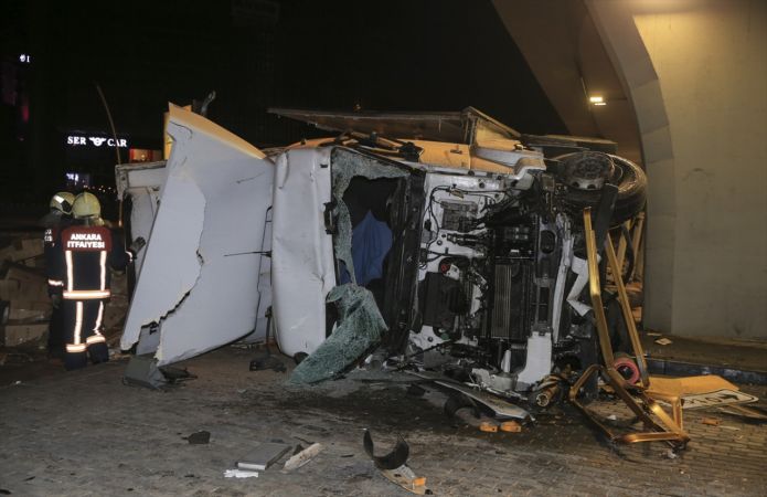 Ankara'da devrilen tırın sürücüsü hayatını kaybetti 6