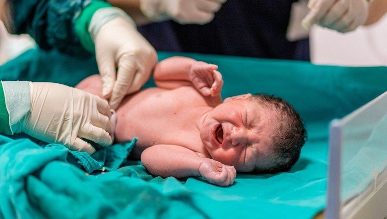 Hamileyken Kovid-19'a yakalanan annenin bebeği antikorlarla dünyaya geldi 1