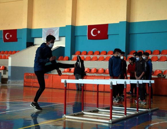 Devlet imkan sağlıyor, sporla tanışan Karayazılı gençler başarıya koşuyor 3