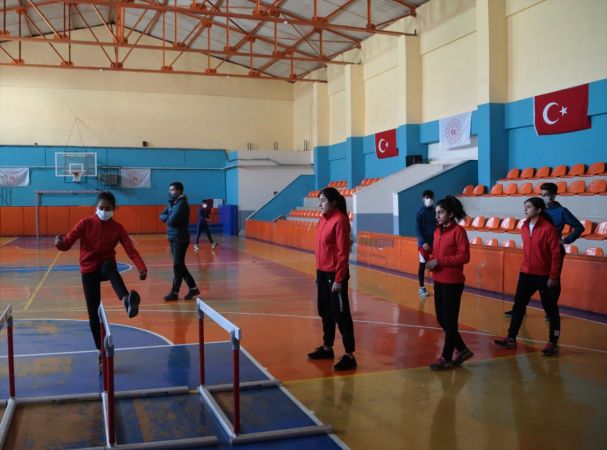 Devlet imkan sağlıyor, sporla tanışan Karayazılı gençler başarıya koşuyor 7
