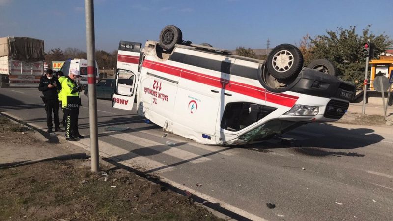 Ambulansla hafif ticari araç çarpıştı: 4 yaralı 5