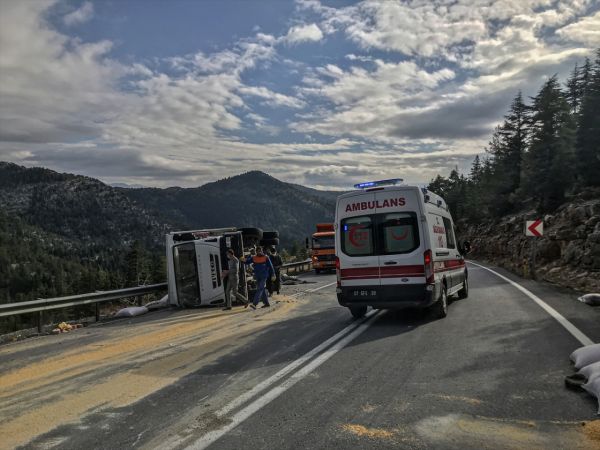 Antalya'da devrilen kamyonun sürücüsü yaralandı 1