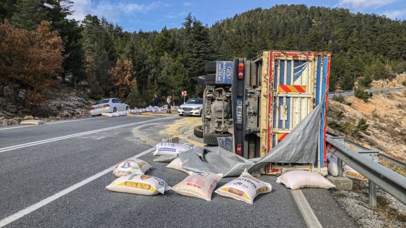 Antalya'da devrilen kamyonun sürücüsü yaralandı 5