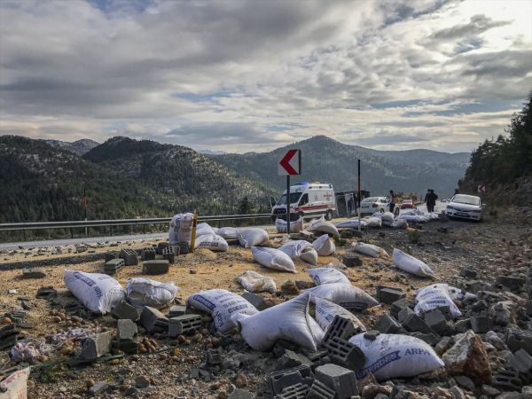 Antalya'da devrilen kamyonun sürücüsü yaralandı 2