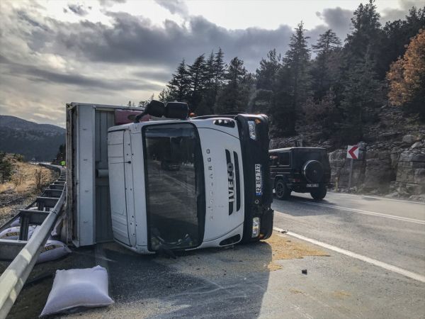 Antalya'da devrilen kamyonun sürücüsü yaralandı 3
