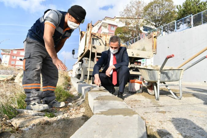 Ankara Mamak Belediye Başkanı Murat Köse malayı eline aldı, bordür taşı döşedi 2