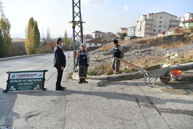 Ankara Mamak Belediye Başkanı Murat Köse malayı eline aldı, bordür taşı döşedi 3