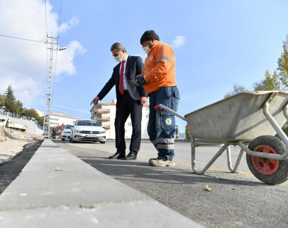Ankara Mamak Belediye Başkanı Murat Köse malayı eline aldı, bordür taşı döşedi 4