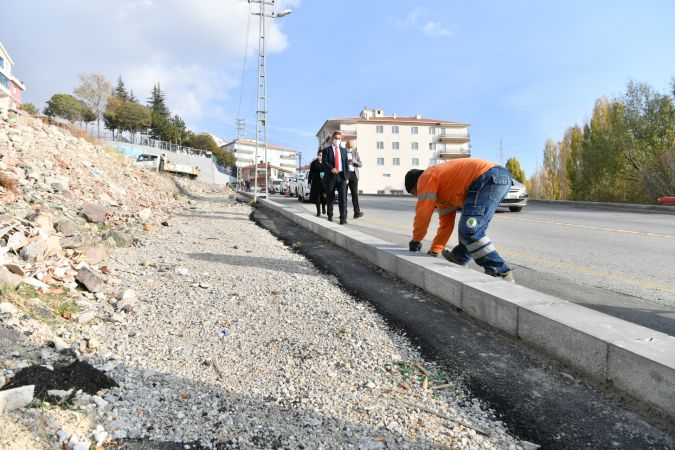 Ankara Mamak Belediye Başkanı Murat Köse malayı eline aldı, bordür taşı döşedi 5
