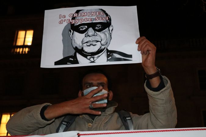Paris'te Mısır Cumhurbaşkanı es-Sisi'nin kırmızı halılarla karşılanması protesto edildi 2