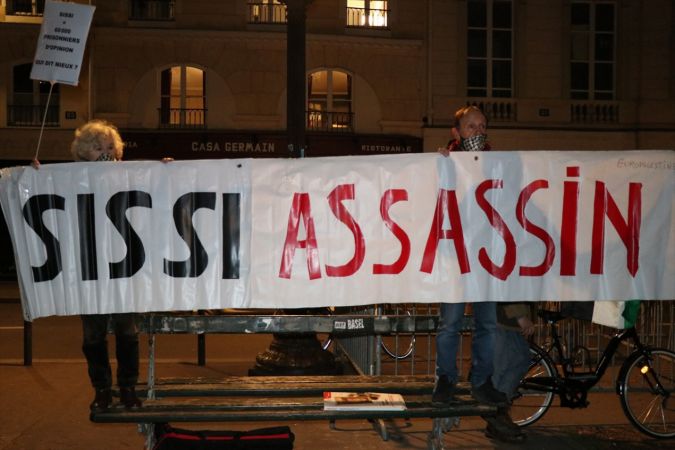 Paris'te Mısır Cumhurbaşkanı es-Sisi'nin kırmızı halılarla karşılanması protesto edildi 4