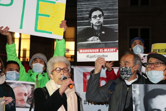Paris'te Mısır Cumhurbaşkanı es-Sisi'nin kırmızı halılarla karşılanması protesto edildi 8