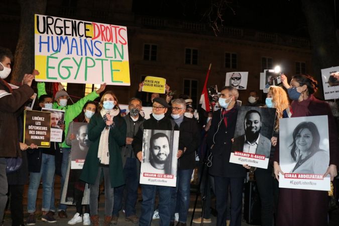 Paris'te Mısır Cumhurbaşkanı es-Sisi'nin kırmızı halılarla karşılanması protesto edildi 11