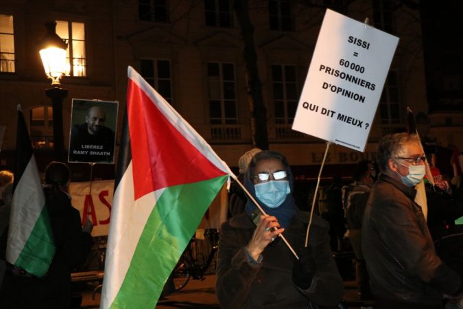 Paris'te Mısır Cumhurbaşkanı es-Sisi'nin kırmızı halılarla karşılanması protesto edildi 17