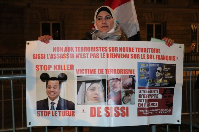 Paris'te Mısır Cumhurbaşkanı es-Sisi'nin kırmızı halılarla karşılanması protesto edildi 19