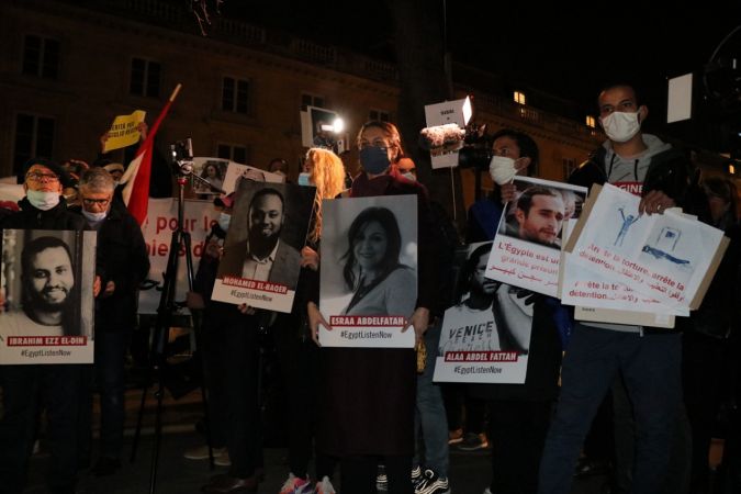 Paris'te Mısır Cumhurbaşkanı es-Sisi'nin kırmızı halılarla karşılanması protesto edildi 23