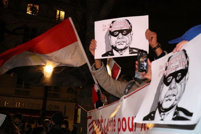 Paris'te Mısır Cumhurbaşkanı es-Sisi'nin kırmızı halılarla karşılanması protesto edildi 26