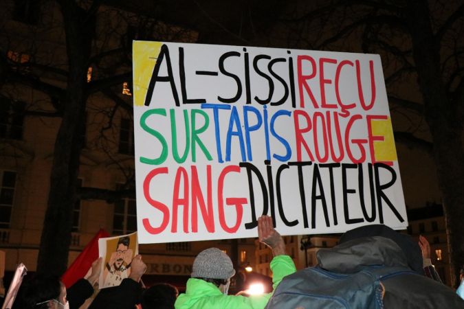 Paris'te Mısır Cumhurbaşkanı es-Sisi'nin kırmızı halılarla karşılanması protesto edildi 38