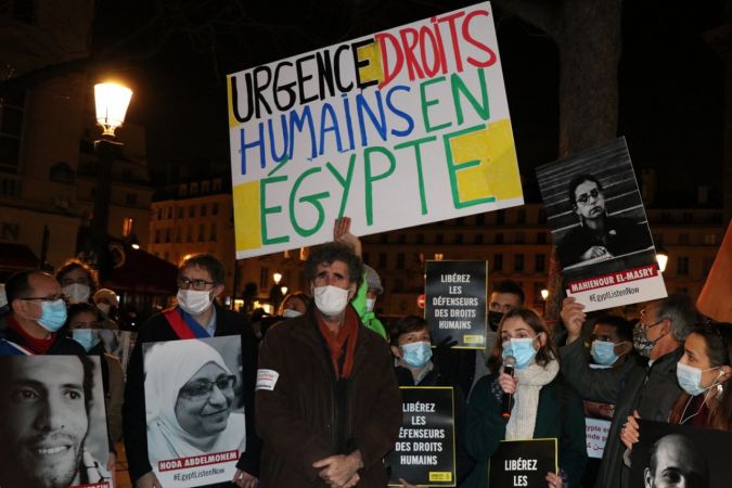 Paris'te Mısır Cumhurbaşkanı es-Sisi'nin kırmızı halılarla karşılanması protesto edildi 46