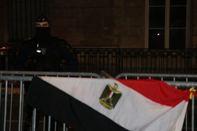 Paris'te Mısır Cumhurbaşkanı es-Sisi'nin kırmızı halılarla karşılanması protesto edildi 56