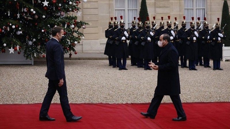 Paris'te Mısır Cumhurbaşkanı es-Sisi'nin kırmızı halılarla karşılanması protesto edildi 1