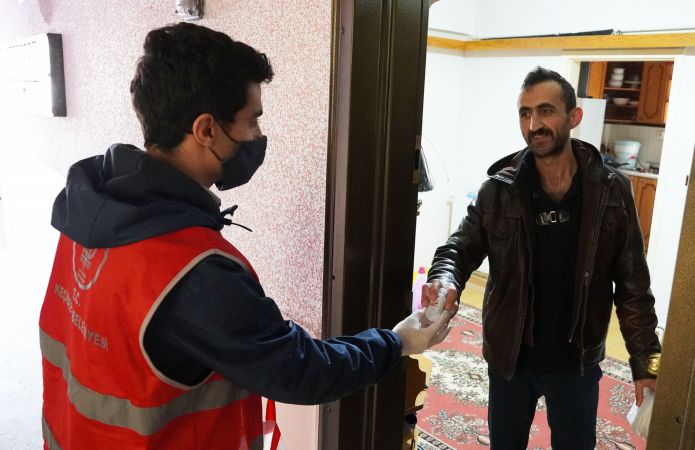 Ankara Keçiören Belediyesi'nden ev ev maske, kolonya ve dezenfektan dağıtımı 1