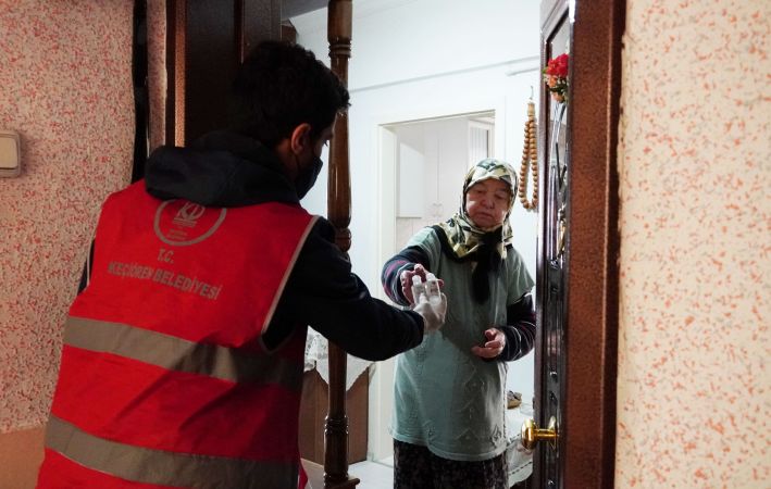 Ankara Keçiören Belediyesi'nden ev ev maske, kolonya ve dezenfektan dağıtımı 8