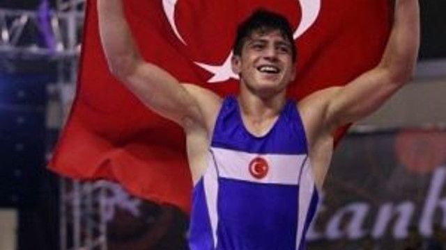 Milli güreşçi Cengiz Arslan, Dünya Kupası'nda bronz madalya kazandı 3