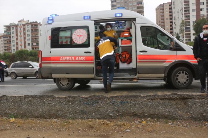 Adana'da otomobil devrildi: 5 yaralı 2