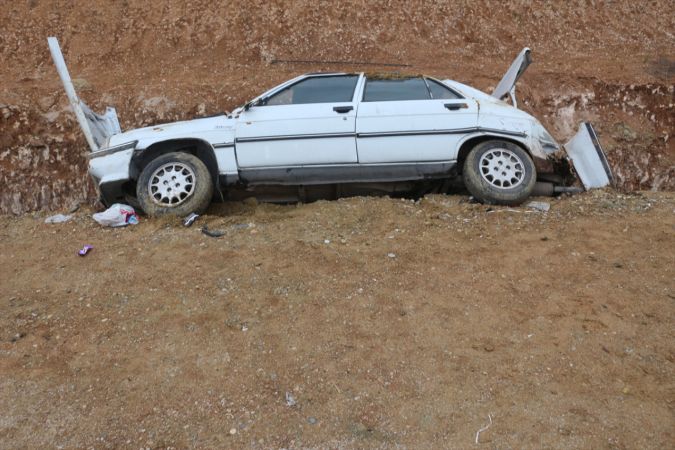 Adana'da otomobil devrildi: 5 yaralı 1