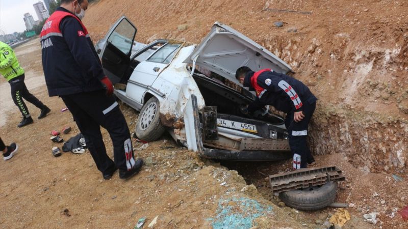 Adana'da otomobil devrildi: 5 yaralı 4