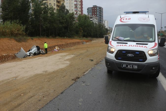 Adana'da otomobil devrildi: 5 yaralı 3