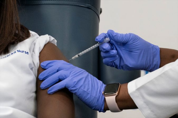 ABD'de ilk Kovid-19 aşısı New York'ta bir hemşireye yapıldı 2