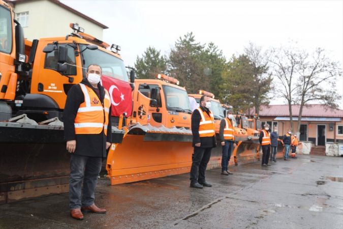 Sivas'ta karla mücadele ekipleri, kış boyunca 500 araçla 7 gün 24 saat sahada olacak 14