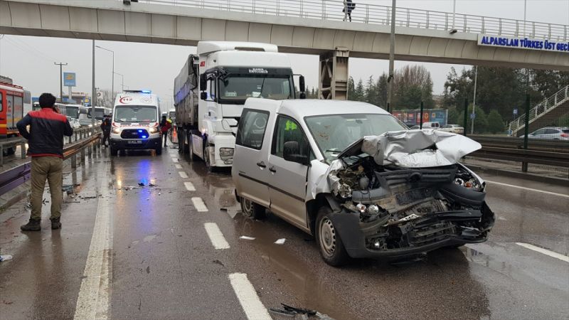 Kocaeli'de 5 aracın karıştığı zincirleme trafik kazası: 8 yaralı 3