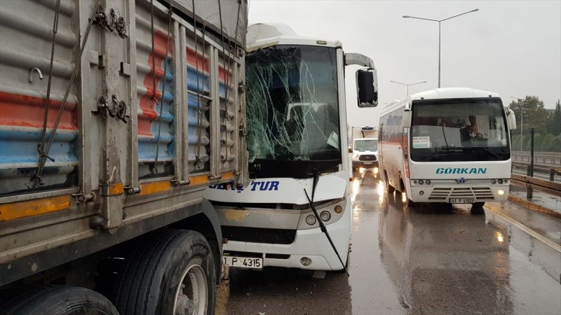 Kocaeli'de 5 aracın karıştığı zincirleme trafik kazası: 8 yaralı 4