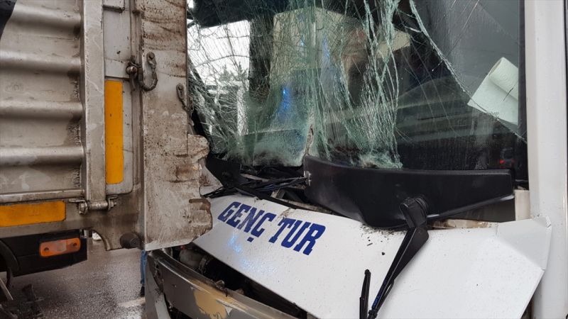 Kocaeli'de 5 aracın karıştığı zincirleme trafik kazası: 8 yaralı 9