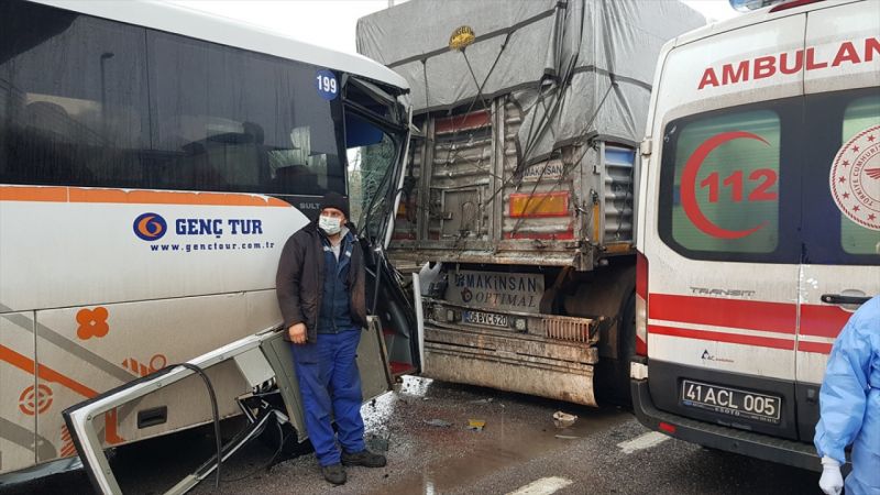 Kocaeli'de 5 aracın karıştığı zincirleme trafik kazası: 8 yaralı 15