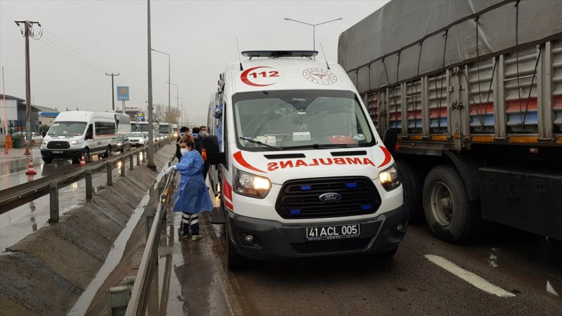 Kocaeli'de 5 aracın karıştığı zincirleme trafik kazası: 8 yaralı 18
